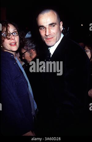 1 GENNAIO 2011 - K24344HMC: SERATA DI APERTURA DI ''THE CROCIBLE'' AL VIRGINIA THEATER DI NEW YORK CITY 03/07/02. HENRY McGee/ 2002.DANIEL DAY LEWIS E REBECCA MILLER (immagine di credito: © Globe Photos/ZUMAPRESS.com) Foto Stock