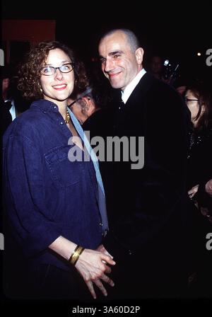 1 GENNAIO 2011 - K24344HMC: SERATA DI APERTURA DI ''THE CROCIBLE'' AL VIRGINIA THEATER DI NEW YORK CITY 03/07/02. HENRY McGee/ 2002.DANIEL DAY LEWIS E REBECCA MILLER (immagine di credito: © Globe Photos/ZUMAPRESS.com) Foto Stock