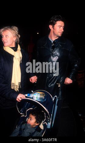 1 GENNAIO 2011 - K23543HMC: HUGH JACKMAN CON LA MOGLIE DEBORAH LEE FURNESS E IL FIGLIO ADOTTIVO OSCAR MAXIMILLIAN JACKMAN SULLA 5TH AVE, NYC. 12/02/01. HENRY McGee/ 2001.(immagine di credito: © Globe Photos/ZUMAPRESS.com) Foto Stock