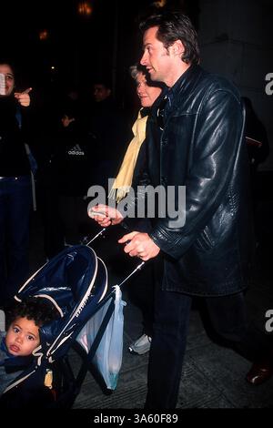 1 GENNAIO 2011 - K23543HMC: HUGH JACKMAN CON LA MOGLIE DEBORAH LEE FURNESS E IL FIGLIO ADOTTIVO OSCAR MAXIMILLIAN JACKMAN SULLA 5TH AVE, NYC. 12/02/01. HENRY McGee/ 2001.(immagine di credito: © Globe Photos/ZUMAPRESS.com) Foto Stock