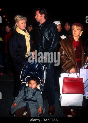 1 GENNAIO 2011 - K23543HMC: HUGH JACKMAN CON LA MOGLIE DEBORAH LEE FURNESS E IL FIGLIO ADOTTIVO OSCAR MAXIMILLIAN JACKMAN SULLA 5TH AVE, NYC. 12/02/01. HENRY McGee/ 2001.(immagine di credito: © Globe Photos/ZUMAPRESS.com) Foto Stock