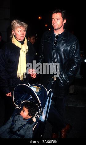 1 GENNAIO 2011 - K23543HMC: HUGH JACKMAN CON LA MOGLIE DEBORAH LEE FURNESS E IL FIGLIO ADOTTIVO OSCAR MAXIMILLIAN JACKMAN SULLA 5TH AVE, NYC. 12/02/01. HENRY McGee/ 2001.(immagine di credito: © Globe Photos/ZUMAPRESS.com) Foto Stock