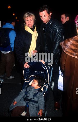 1 GENNAIO 2011 - K23543HMC: HUGH JACKMAN CON LA MOGLIE DEBORAH LEE FURNESS E IL FIGLIO ADOTTIVO OSCAR MAXIMILLIAN JACKMAN SULLA 5TH AVE, NYC. 12/02/01. HENRY McGee/ 2001.(immagine di credito: © Globe Photos/ZUMAPRESS.com) Foto Stock