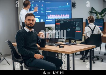 Utilizzo del software di stampa 3D. Il team di designer è insieme in ufficio. Foto Stock