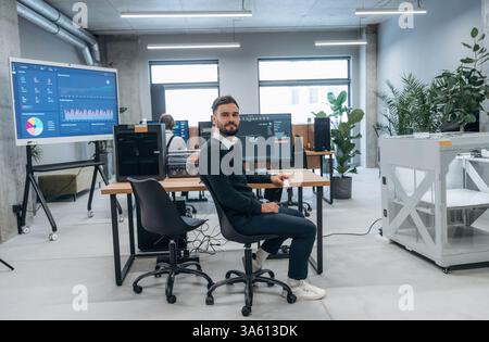 Utilizzo del software di stampa 3D. Il team di designer è insieme in ufficio. Foto Stock