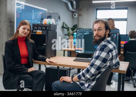 Utilizzo del software di stampa 3D. Il team di designer è insieme in ufficio. Foto Stock