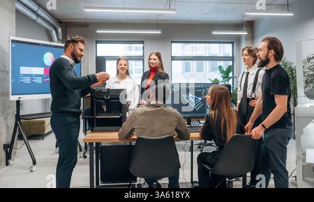 stampante 3d sul tavolo. Il team di designer è insieme in ufficio. Foto Stock