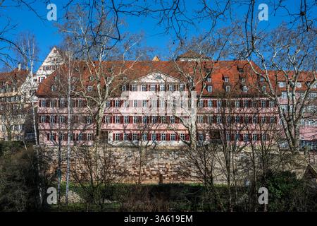 Edificio storico di Burse nella città vecchia di Tübingen in una giornata di sole d'inverno visto dall'altra parte del fiume Neckar Foto Stock