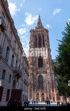 STRASBURGO, FRANCIA - 19 SETTEMBRE 2024: La maestosa cattedrale di Strasburgo, in Francia, presenta la sua impressionante architettura gotica Foto Stock