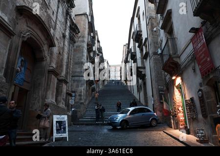 16 novembre 2014 - Caltagirone, Italia - la città di Caltagirone è famosa per la produzione di maioliche e terracotta e ospita una scala decorata di 142 gradini che conduce alla Chiesa di Santa Maria del Monte. Con il tasso di disoccupazione del 14% in Sicilia, uno dei più alti in Italia, i navigatori dell'economia considerano il turismo come una delle principali fonti di reddito in futuro in tutta l'isola. (Immagine di credito: © Nir Alon/ZUMA Wire) Foto Stock