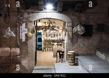 16 novembre 2014 - Caltagirone, Italia - la città di Caltagirone è famosa per la produzione di maioliche e terracotta e ospita una scala decorata di 142 gradini che conduce alla Chiesa di Santa Maria del Monte. Con il tasso di disoccupazione del 14% in Sicilia, uno dei più alti in Italia, i navigatori dell'economia considerano il turismo come una delle principali fonti di reddito in futuro in tutta l'isola. (Immagine di credito: © Nir Alon/ZUMA Wire) Foto Stock