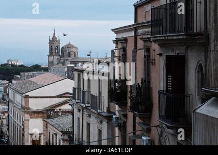 16 novembre 2014 - Caltagirone, Italia - la città di Caltagirone è famosa per la produzione di maioliche e terracotta e ospita una scala decorata di 142 gradini che conduce alla Chiesa di Santa Maria del Monte. Con il tasso di disoccupazione del 14% in Sicilia, uno dei più alti in Italia, i navigatori dell'economia considerano il turismo come una delle principali fonti di reddito in futuro in tutta l'isola. (Immagine di credito: © Nir Alon/ZUMA Wire) Foto Stock