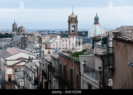 16 novembre 2014 - Caltagirone, Italia - la città di Caltagirone è famosa per la produzione di maioliche e terracotta e ospita una scala decorata di 142 gradini che conduce alla Chiesa di Santa Maria del Monte. Con il tasso di disoccupazione del 14% in Sicilia, uno dei più alti in Italia, i navigatori dell'economia considerano il turismo come una delle principali fonti di reddito in futuro in tutta l'isola. (Immagine di credito: © Nir Alon/ZUMA Wire) Foto Stock