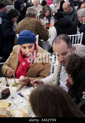 AMSTERDAM - visitatori durante un iftar in Piazza Dam. Questo iftar ha lo scopo di riunire persone di diversa provenienza. ANP RAMON VAN FLYMEN netherlands Out - belgio Out Foto Stock