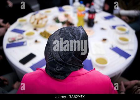 AMSTERDAM - visitatori durante un iftar in Piazza Dam. Questo iftar ha lo scopo di riunire persone di diversa provenienza. ANP RAMON VAN FLYMEN netherlands Out - belgio Out Foto Stock