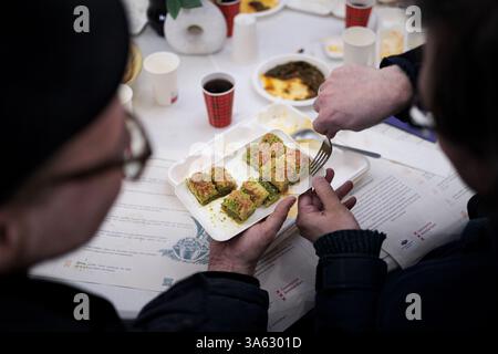 AMSTERDAM - un iftar in Piazza Dam. Questo iftar ha lo scopo di riunire persone di diversa provenienza. ANP RAMON VAN FLYMEN netherlands Out - belgio Out Foto Stock