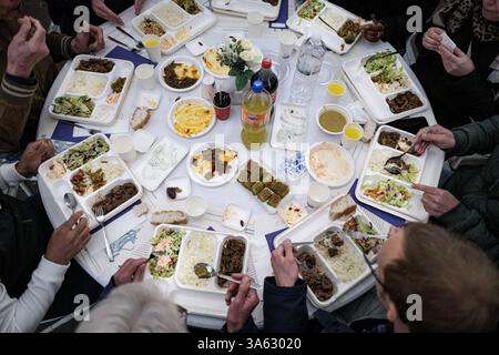 AMSTERDAM - un iftar in Piazza Dam. Questo iftar ha lo scopo di riunire persone di diversa provenienza. ANP RAMON VAN FLYMEN netherlands Out - belgio Out Foto Stock