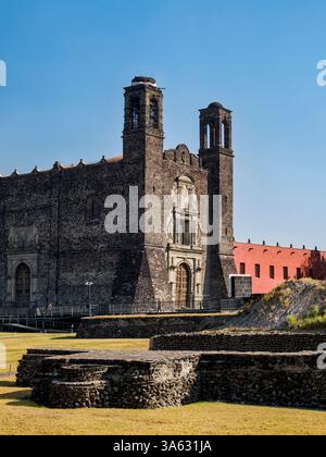 Chiesa Apostol di Santiago e sito archeologico di Tlatelolco, Plaza de las Tres Culturas, città del Messico, Messico Foto Stock