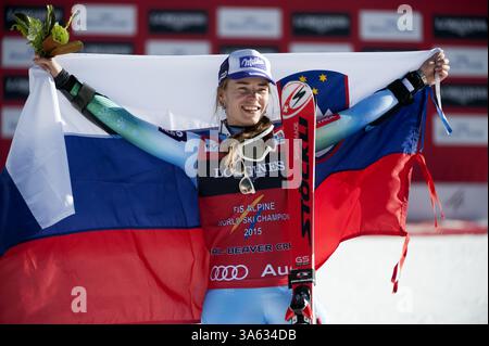 9 febbraio 2015 - Beaver Creek, Colorado, U. S - IL LABIRINTO di TINA della Slovenia festeggia dopo aver attraversato il traguardo dell'ippodromo Raptor durante la corsa femminile di slalom alpino combinato al Campionato del mondo di sci alpino 2015 FIS. MAZE ha vinto la medaglia d'oro con il suo primo posto. (Immagine di credito: © Jason Connolly/ZUMA Wire/ZUMAPRESS.com) Foto Stock