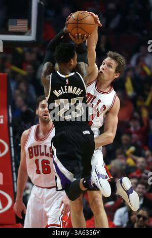 10 febbraio 2015 - Chicago, il, USA - l'attaccante dei Chicago Bulls Mike Dunleavy (34) sale per bloccare il tiro della guardia dei Sacramento Kings Ben McLemore (23) durante il primo tempo martedì 10 febbraio 2015, allo United Center di Chicago. (Immagine di credito: © Chris Sweda/TNS/ZUMA Wire) Foto Stock