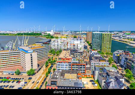 Paesaggio urbano di Anversa, vista panoramica aerea della città di Anversa quartiere di Eilandje con l'area del porto, canali d'acqua, mulini a vento all'orizzonte dello skyline, pan Foto Stock