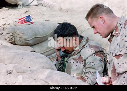 UNA U. L'unità di ricognizione dei Marines S riceve le coordinate dal comando durante la battaglia di Khafji dal loro avamposto nel deserto, il 30 gennaio 1991 vicino ad al-Khafji, Arabia Saudita. La battaglia di Khafji fu il primo grande scontro a terra della guerra del Golfo. Foto Stock