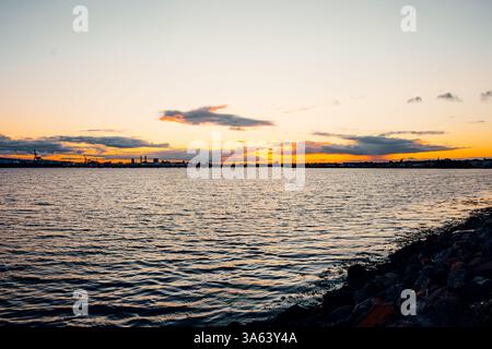 Tranquillo tramonto su Dublino con acque tranquille Foto Stock