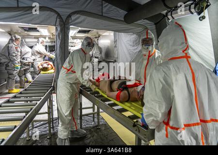 Cura dei pazienti dopo la decontaminazione, delle persone ferite dopo un incidente con sostanze pericolose, dei vigili del fuoco e delle organizzazioni umanitarie Foto Stock