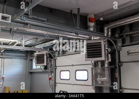 Sistema di riscaldamento ad aria per locali industriali, nuove tecnologie. regolatori di pressione e manometri con un sistema di radiatori in corrispondenza del punto di iniezione Foto Stock