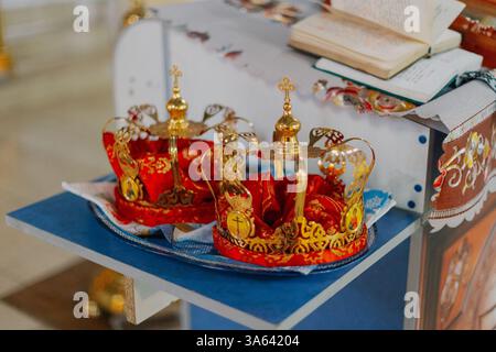 Corone nuziali. Corone nuziali decorate con oro e icone in chiesa pronte per la cerimonia nuziale. primo piano. Liturgia divina Foto Stock