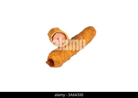 Salsiccia nell'impasto fritta nell'olio in una sezione su sfondo bianco isolato. carne di pollo Foto Stock