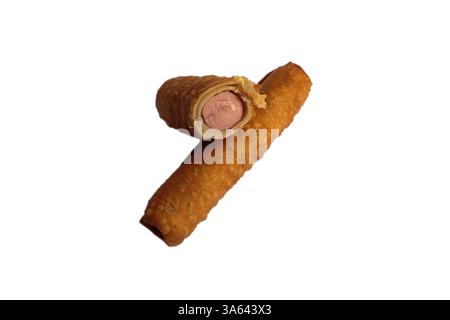 Salsiccia nell'impasto fritta nell'olio in una sezione su sfondo bianco isolato. cibo wux Foto Stock