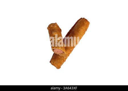 Salsiccia nell'impasto fritta nell'olio in una sezione su sfondo bianco isolato. nuova ricetta Foto Stock
