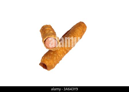 Salsiccia nell'impasto fritta nell'olio in una sezione su sfondo bianco isolato. carne di pollame Foto Stock