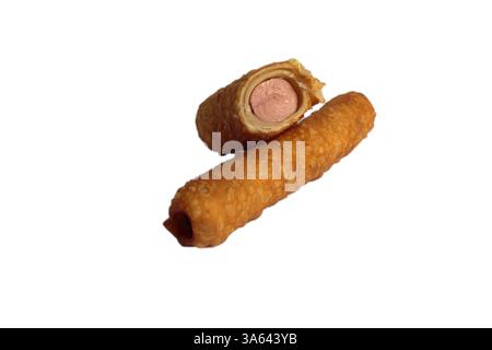 Salsiccia nell'impasto fritta nell'olio in una sezione su sfondo bianco isolato Foto Stock