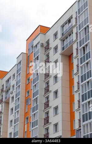 La facciata di un edificio moderno in cui le persone vivono in appartamenti nel centro della città. moderna tecnologia di costruzione. piano generale Foto Stock