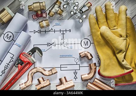 Grande set di strumenti per tubazioni su progetti in legno bianco vintage Foto Stock
