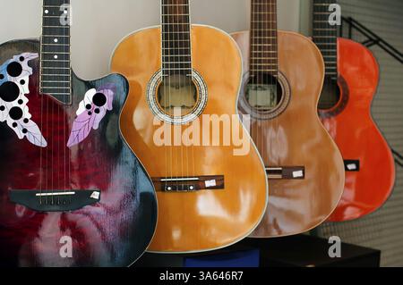 Ordinato chitarre acustiche in negozio. Close up Foto Stock