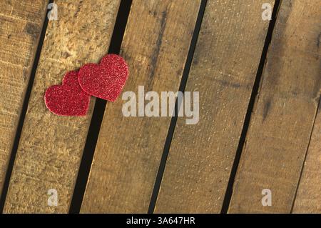 â â di carta rossa arricciata su tavola di legno Foto Stock