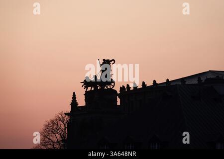 Quadriga del Semper Opera House, Sunset, Dresda, Sassonia, Germania, Europa Foto Stock
