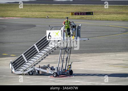 Aeroporto di Dortmund, DTM, grembiule, di fronte al terminal, pista, scale mobili passeggeri in attesa del volo successivo, Renania settentrionale-Vestfalia, Germania, Foto Stock