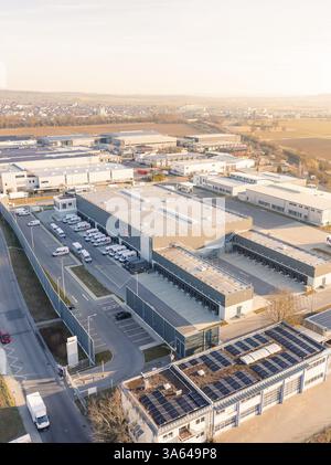 Veduta aerea di una zona industriale con edifici moderni e campi circostanti, Fedex, Nufringen, Germania, Europa Foto Stock