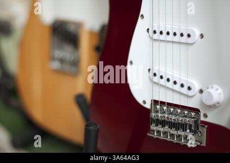 Ordinato chitarre acustiche in negozio. Close up Foto Stock