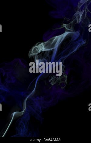 Il fumo su sfondo nero. Volteggi e arte Foto Stock