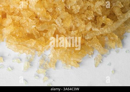 La cottura di cristalli di gelatina su sfondo bianco Foto Stock