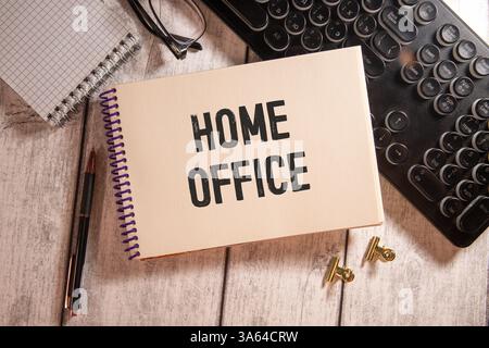 Stone / Regno Unito - 5 luglio 2020: Lettere cartacee del Regno Unito ricevute in busta marrone. Documenti autentici. Concetto di visti e immigrazione. Foto Stock