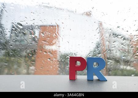 PR. Parola Primo piano lettere di legno Foto Stock
