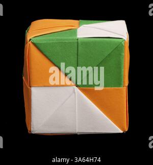 Cubi a motivi multicolore in carta piegati in stile origami Foto Stock
