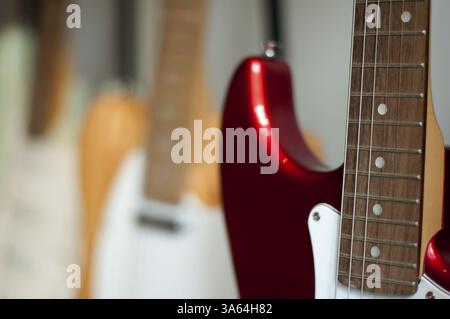 Ordinato chitarre acustiche in negozio. Close up Foto Stock