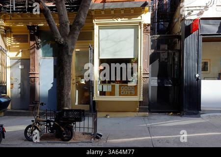 Good Guy's, 134 Eldridge St, New York, New York, New York, negozio di un cocktail bar con spritz vino e aperitivo nel Lower East Side di Manhattan. Bravi ragazzi Foto Stock